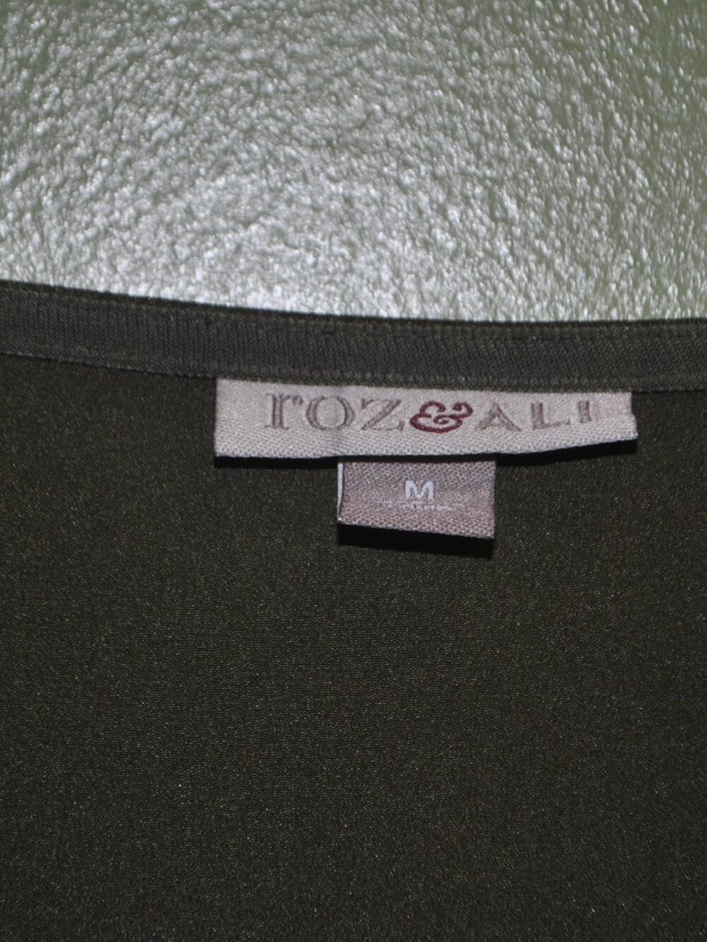 114 Roz & Ali Olive Green Zip Blouse Size M Roll Tab Sleeve - Picture 6 of 8